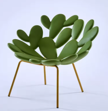 Stijlvolle lounge stoel met ergonomisch ontwerp en handsteunen, ideaal voor een Scandinavisch interieur met een vleugje Marokkaanse luxe.
