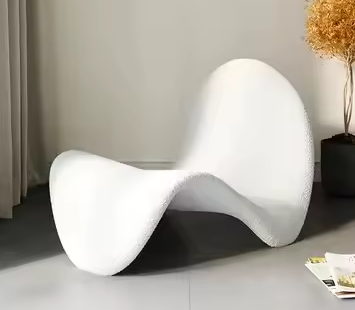 Moderne designstoel met strakke lijnen en luxe afwerking.
