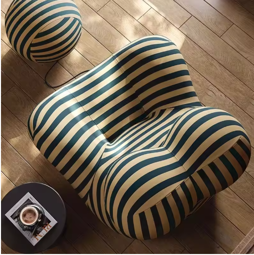 Lounge chair in retro-stijl met gestreepte bekleding en bijpassende ottoman
