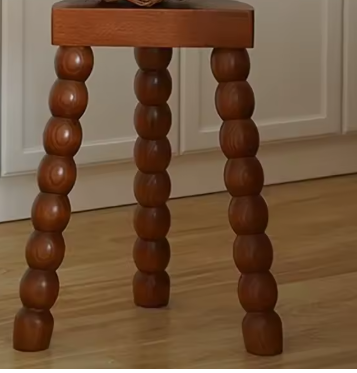 Luxe Houten Bijzettafel met Sculpturale Pootjes – Verkrijgbaar in Meerdere Houtkleuren