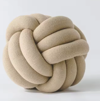 Chunky gevlochten knoopkussen in beige kleur – subtiel en verfijnd, past in elk interieur.
