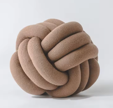 Chunky gevlochten knoopkussen in bruine kleur – warm en aards, ideaal voor een gezellige sfeer.