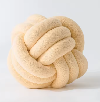 Chunky gevlochten knoopkussen in gele kleur – vrolijk en speels accent voor je interieur.