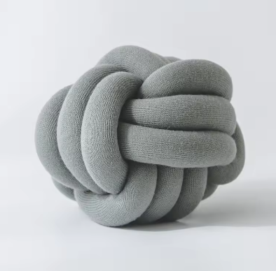 Chunky gevlochten knoopkussen in grijze kleur – neutraal en veelzijdig voor moderne en minimalistische interieurs.