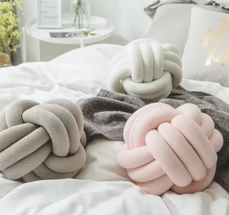 Detail van chunky knot kussen – veelzijdig en comfortabel kussen in unieke knoopvorm, wasbaar en geschikt voor diverse interieurstijlen.