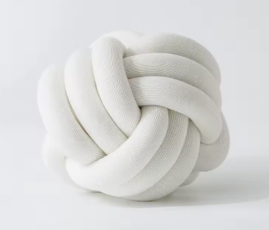 Chunky gevlochten knoopkussen in witte kleur – fris en elegant, perfect voor een lichte en serene uitstraling.