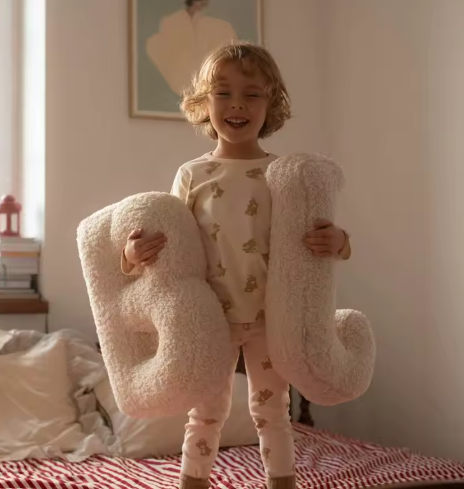 Luxe Lamswollen ABC Letterkussen – Zachte Alfabet Kussens | Babykamer & Cadeau Idee