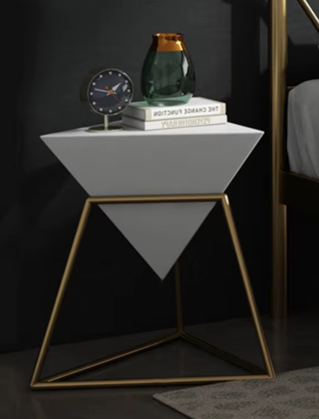 Design Bijzettafel 'Pyramid' – Geometrisch Metaal | Zwart of Wit – Moderne Luxe Stijl 46x55cm