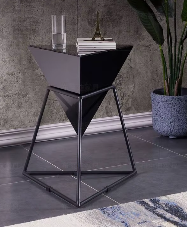 Design Bijzettafel 'Pyramid' – Geometrisch Metaal | Zwart of Wit – Moderne Luxe Stijl 46x55cm