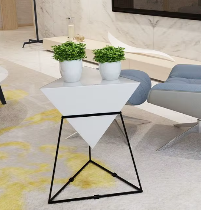 Design Bijzettafel 'Pyramid' – Geometrisch Metaal | Zwart of Wit – Moderne Luxe Stijl 46x55cm