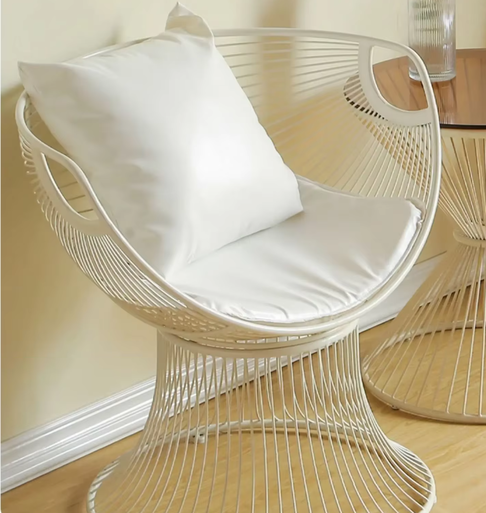 Italiaanse Design Draadstoel in Witte Metaal met Kussen – Moderne Lounge Chair voor buiten