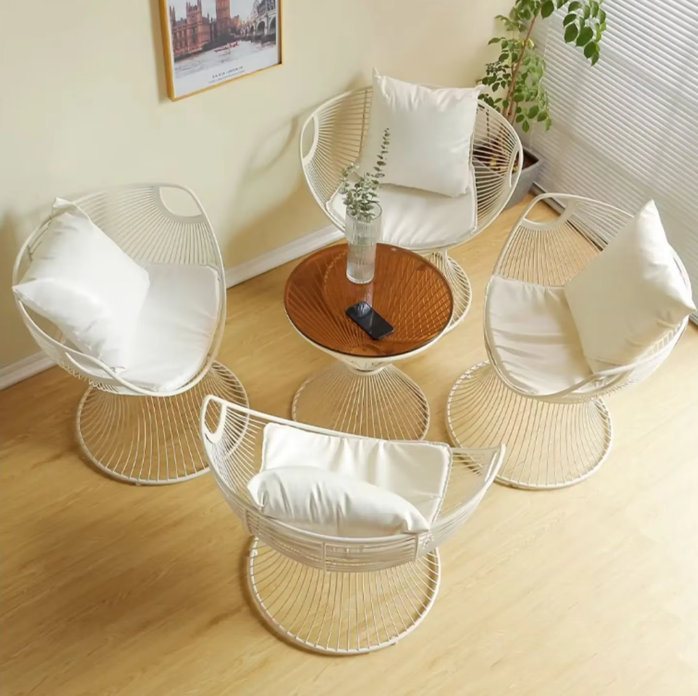 Italiaanse Design Draadstoel in Witte Metaal met Kussen – Moderne Lounge Chair voor buiten