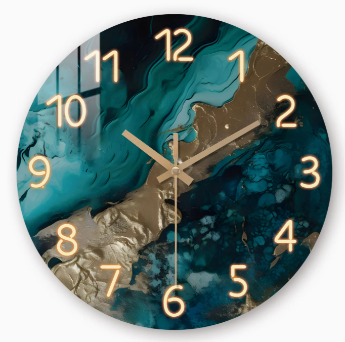 Design wandklok zonder glasplaat met gouden cijfers