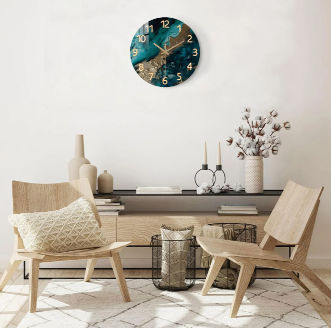 Klok met marmerpatroon en natuuraccenten in Scandinavisch interieur
