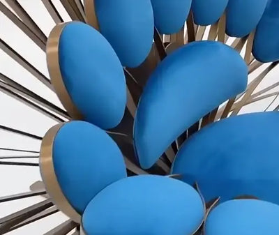 Designstoel met pauwmotief, bestaande uit blauwe kussens in verschillende vormen op een metalen frame met waaiervormige stangen, opvallend accentstuk met speelse en sculpturale uitstraling
