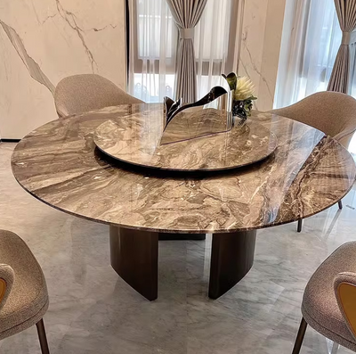 Chique ronde eettafel van natuursteen met draaiplateau en beige stoelen in een elegant interieur.