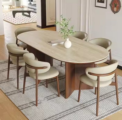Eettafel in gebruikssituatie met zes stoelen in een elegant en licht wooninterieur.