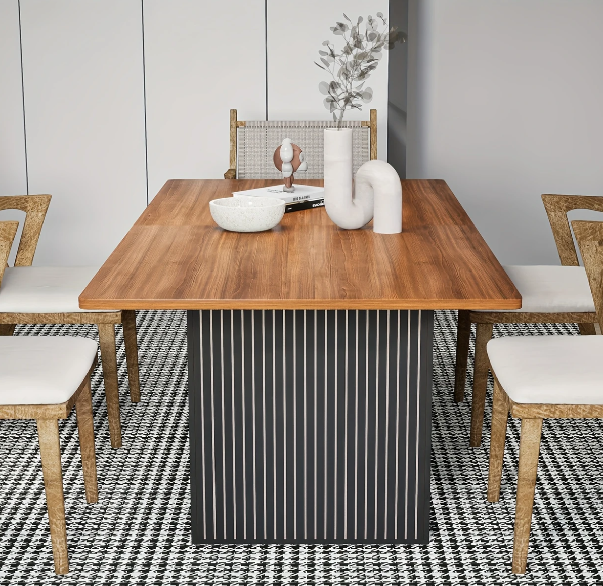 Vierkante eetopstelling met de gestreepte tafel en vier witte stoelen in een lichte ruimte.