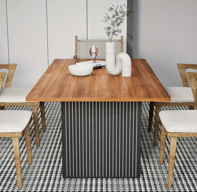 Vierkante eetopstelling met de gestreepte tafel en vier witte stoelen in een lichte ruimte.