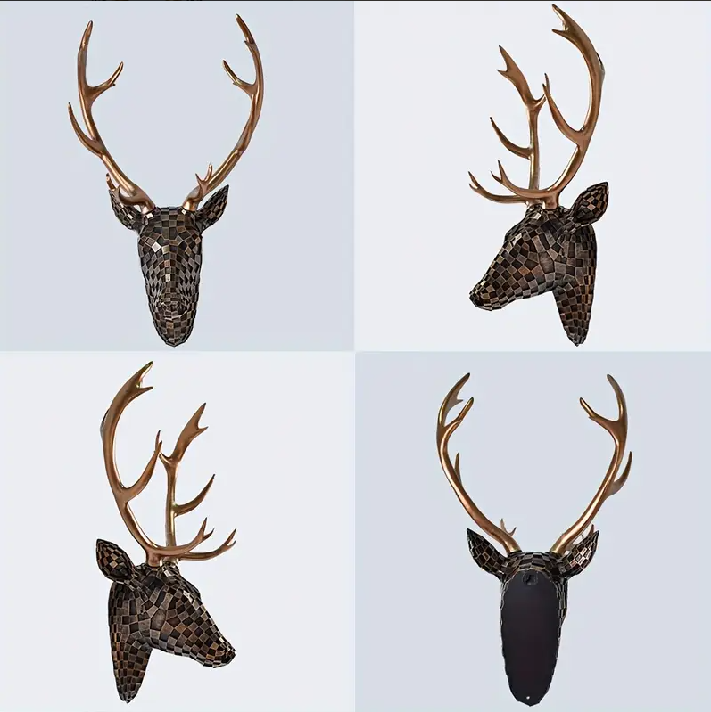 Samengestelde afbeelding van wanddecoratie in de vorm van een hertenkop met gouden gewei, uitgevoerd in geometrisch bruin-wit geblokt mozaïekpatroon van kunsthars; toont vier perspectieven inclusief frontaal aanzicht, rechterzijaanzicht, achterzijde met spiegelend oppervlak en schuine benadering, als artistiek accent voor modern interieur