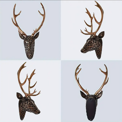 Samengestelde afbeelding van wanddecoratie in de vorm van een hertenkop met gouden gewei, uitgevoerd in geometrisch bruin-wit geblokt mozaïekpatroon van kunsthars; toont vier perspectieven inclusief frontaal aanzicht, rechterzijaanzicht, achterzijde met spiegelend oppervlak en schuine benadering, als artistiek accent voor modern interieur