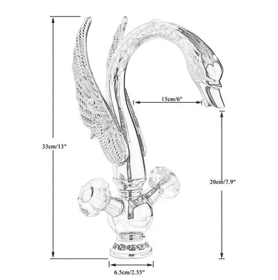 Technische tekening van gouden wastafelkraan in sierlijke zwaanvorm met gebogen hals en gedetailleerde vleugels; toont afmetingen van hoogte (33 cm), tuitlengte (15 cm), breedte (6,5 cm) en uitloophoogte (20 cm), geschikt voor luxueuze badkamerinstallatie