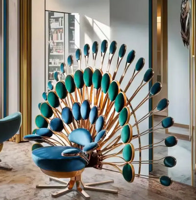 Artistieke pauwstoel met waaier-vormige rugleuning van ovale kussens in blauw- en groentinten, geplaatst in modern interieur met houten vloer en grote ramen