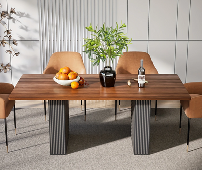 Eettafel met zwart-wit gestreept onderstel en bruin tafelblad, omringd door houten stoelen.