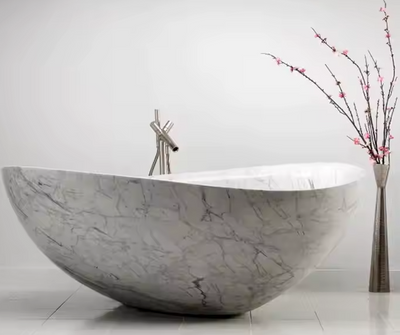 Vrijstaand ovaal bad van licht marmer met natuurlijke aderstructuur – minimalistisch badkamerinterieur.