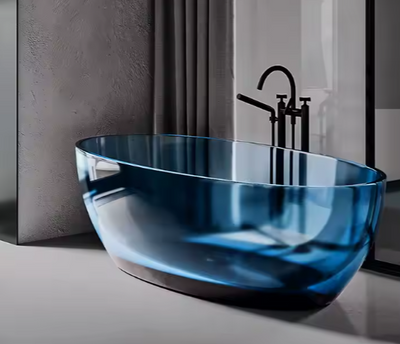 Vrijstaande ovale badkuip in transparant blauw resin, geplaatst in moderne badkamer met lichtgrijze wandbekleding en glazen scheidingswand; voorzien van zwarte minimalistische kraan en regendouche, met decoratieve beige gordijn op de achtergrond en strakke vloerafwerking, een stijlvol middelpunt voor luxe wellnessinterieur