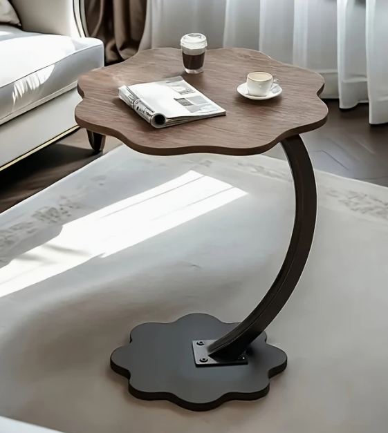 Elegante marmerlook tafel in bloemvorm bij een raam met koffie en krant