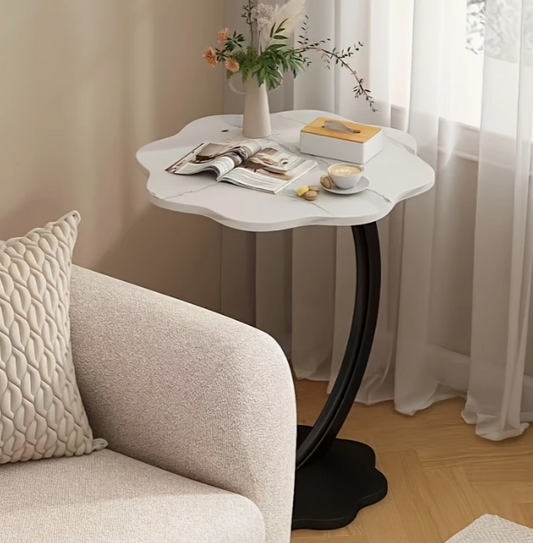 Witte bloemvormige bijzettafel met marmerlook blad in moderne woonkamer