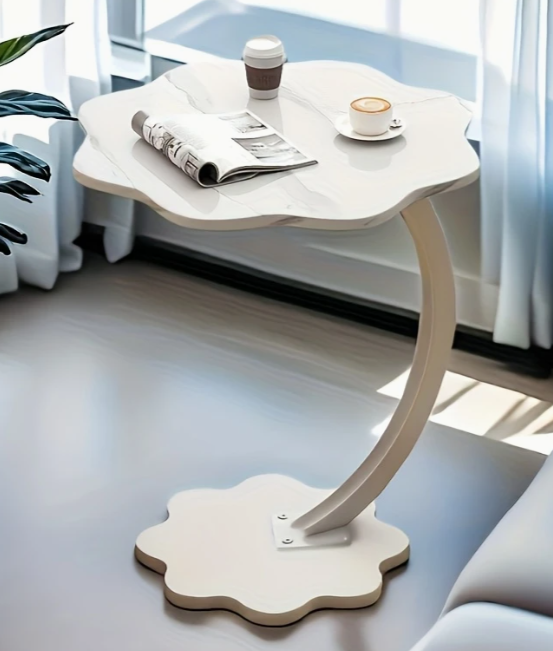 Design bijzettafel in bloemvorm met gebogen metalen poot en stijlvolle afwerking