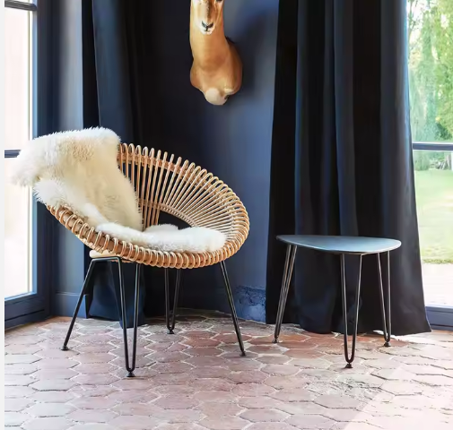 Fauteuil rond en rotin avec table d'appoint – Chaise design bohème sur pieds en métal noir 105 x 86 x 93 cm