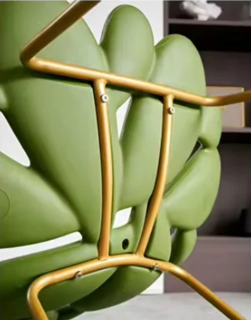 Moderne lounge stoel Cactus Petal – duurzaam kunststof met zacht bloembladontwerp, biedt zowel comfort als een statement in je interieur.