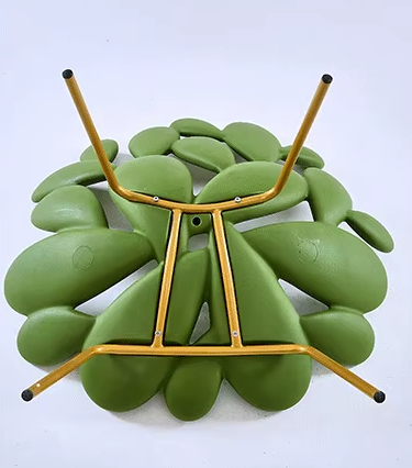 Elegante lounge stoel met bloembladvorm, vervaardigd uit duurzaam kunststof, passend bij een Scandinavisch interieur met Marokkaanse invloeden.