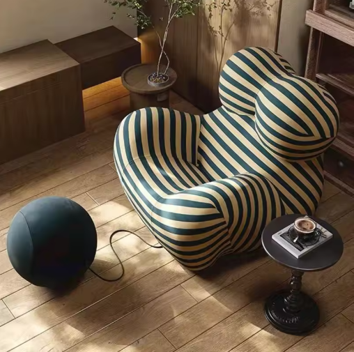 Retro gestreepte fauteuil met ottoman in iconisch design en modern comfort.