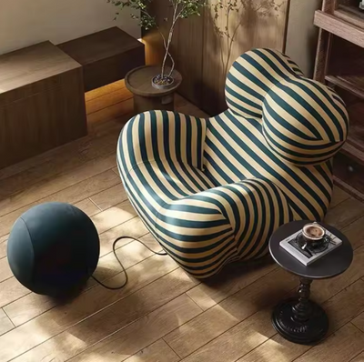 Retro gestreepte fauteuil met ottoman in iconisch design en modern comfort.