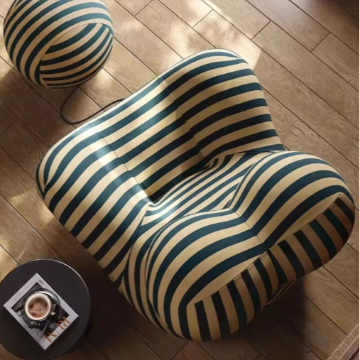 Lounge chair in retro-stijl met gestreepte bekleding en bijpassende ottoman