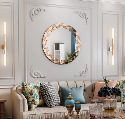 Elegant ingerichte woonkamer met een ronde wandspiegel met geometrisch frame boven een beige gecapitonneerde sofa; het frame bestaat uit afwisselende goud- en zilverkleurige segmenten die een verfijnd zonnestraaleffect creëren; op de sofa liggen sierkussens in neutrale tinten en voor de spiegel hangen twee verticale wandlampen; op de salontafel staan decoratieve objecten zoals een glazen pot, gouden trays en een vaas met donkere bloemen; de ruimte ademt luxe en verfijning in art-decostijl