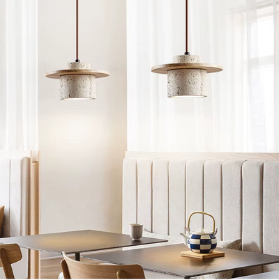 Moderne eetkamer met Wabi-Sabi hanglampen van natuursteen en hout – Japanse design verlichting boven donkere tafels in rustgevend interieur met beige wandpanelen.