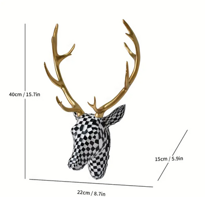 Technische afbeelding van wanddecoratie in de vorm van een hertenkop met zwart-wit geblokt mozaïekpatroon en glanzend gouden gewei; toont afmetingen van hoogte (40 cm), breedte (22 cm) en diepte (15 cm), uitgevoerd in duurzame kunsthars, geschikt voor moderne en artistieke interieurs