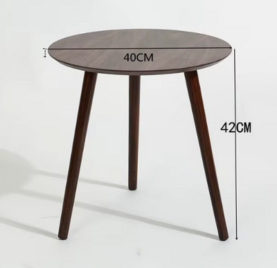 Kleine ronde bijzettafel in donker grenenhout met een diameter van 40 cm en hoogte van 42 cm. Minimalistisch design met drie schuine poten en glad tafelblad — ideaal als plantentafel, nachtkastje of decoratief accent in moderne en klassieke interieurs.
