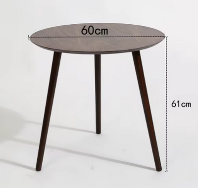 Grote ronde bijzettafel in donker grenenhout met een diameter van 60 cm en hoogte van 61 cm. Minimalistisch design met drie schuine poten, gepresenteerd tegen een neutrale achtergrond — een stijlvolle en functionele tafel voor woonkamer, lounge of slaapkamer.