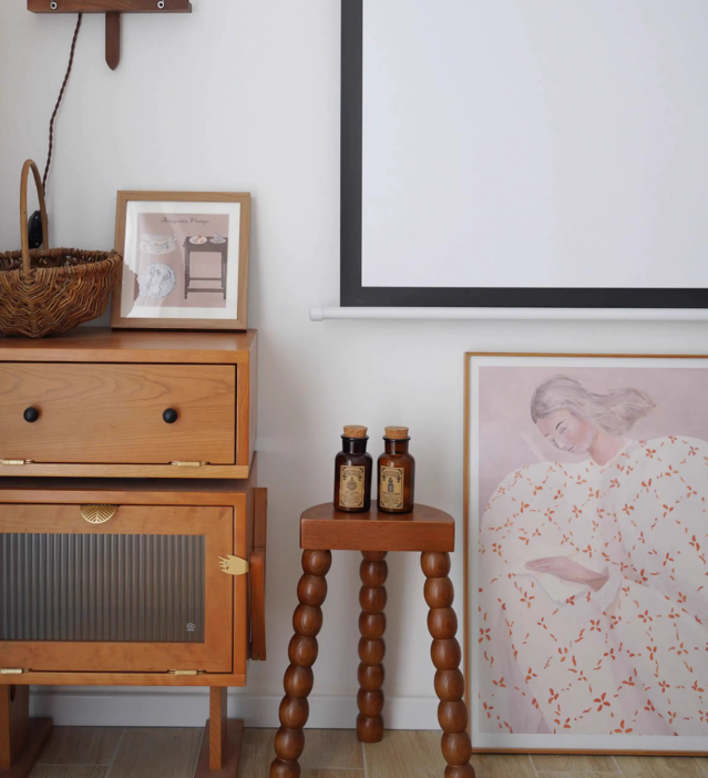 Luxe Houten Bijzettafel met Sculpturale Pootjes – Verkrijgbaar in Meerdere Houtkleuren