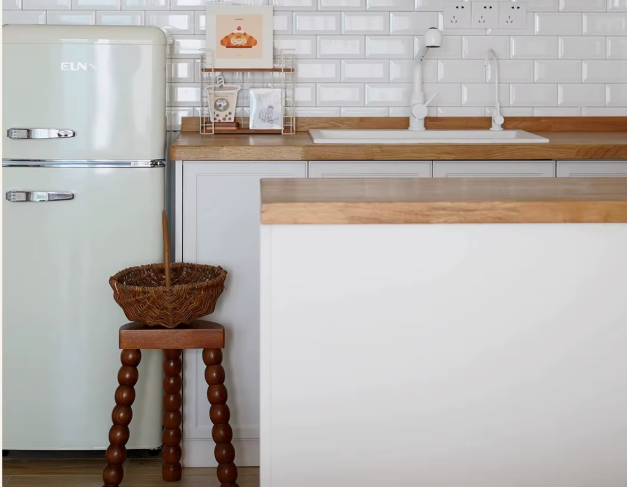 Luxe Houten Bijzettafel met Sculpturale Pootjes – Verkrijgbaar in Meerdere Houtkleuren