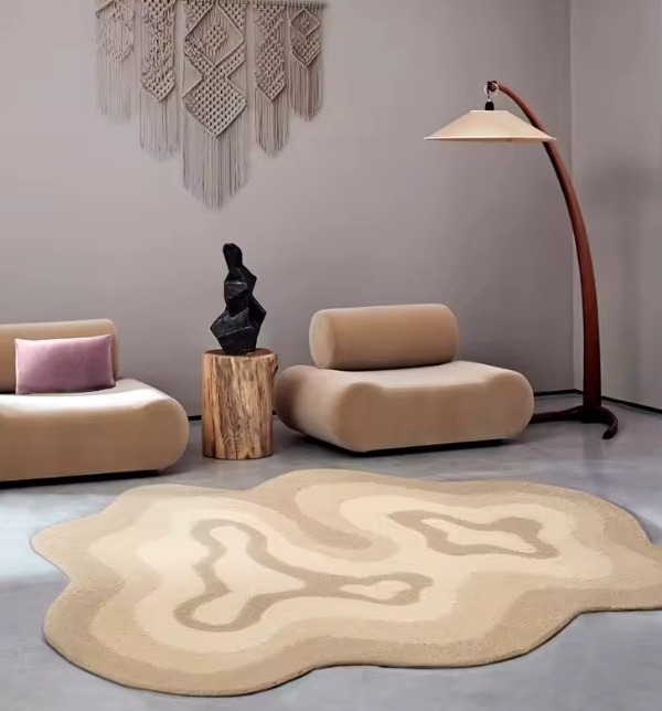 Modern fluffy vloerkleed in beige tint met hoogpolige textuur, afgebeeld in stijlvolle woonkamer; kleed ligt onder ronde glazen salontafel met bloemvormig wit onderstel en witte sofa, decoratie omvat groene plant en designboek; een zacht, antislip tapijt dat luxe en warmte toevoegt aan een exclusief interieur