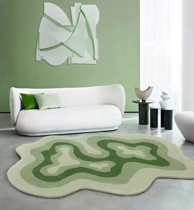Stijlvol interieur met witte gebogen sofa en groen sierkussen, geplaatst op speels gevormd vloerkleed in groene en beige tinten; naast de sofa staan twee ronde bijzettafeltjes, één met decoratieve kom en de ander met sculptuur; achterwand toont abstracte wandkunst in groen-wit en grote raam met witte gordijnen; een modern en rustgevend woonkamerbeeld met harmonieuze kleuren en organische vormen