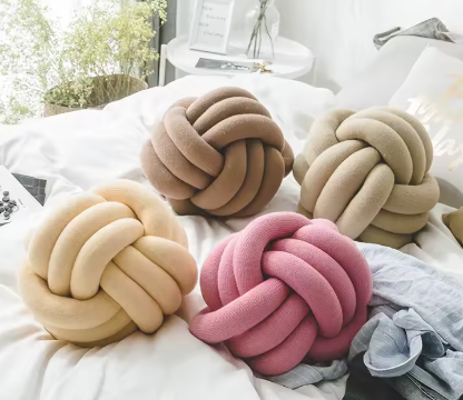 Handgemaakt chunky gevlochten knoopkussen – decoratief sierkussen in zachte acryl en katoen, perfect voor bank, bed of kinderkamer.