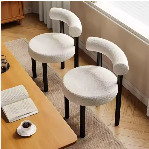Lot de 2 chaises modernes en laine d'agneau avec pieds noirs et dossier semi-circulaire.